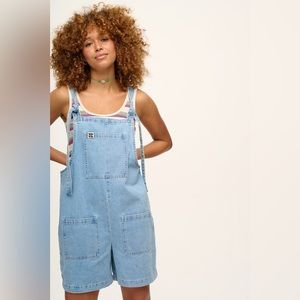Lucy & Yak Original Dungaree Shorts: Light Wash Blue